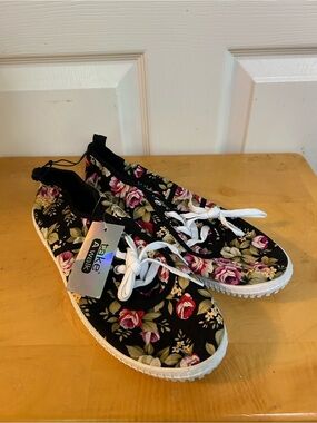 NWT Take a Walk sneakers, size 11